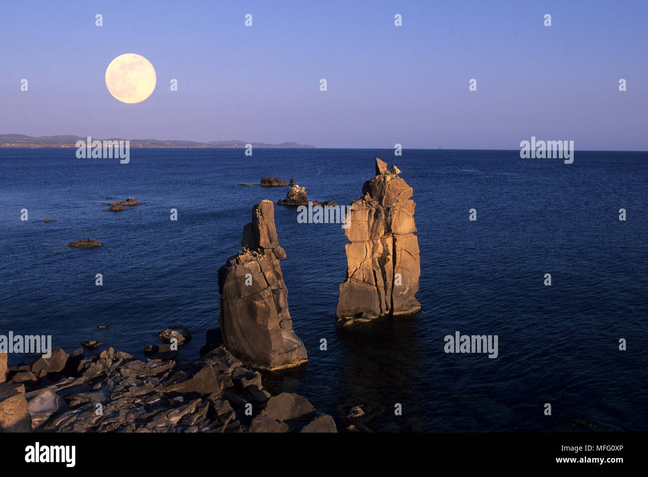 Full Moon at Le Colonne, Carloforte, île de San Pietro, Sardaigne, Italie, Méditerranée, Mer Tyrrhénienne Banque D'Images
