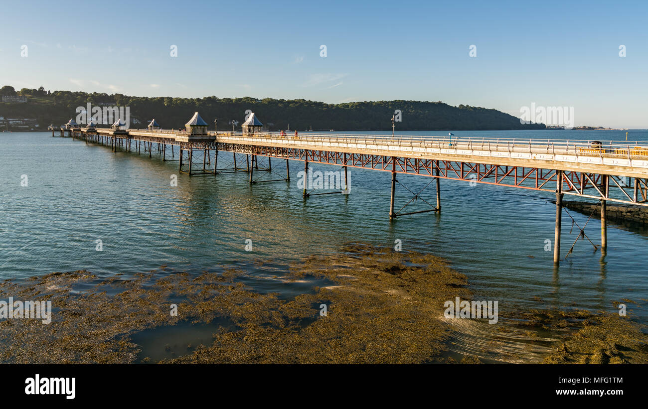 Bangor, Gwynedd, Pays de Galles, Royaume-Uni - le 18 juin 2017 : Le Garth Pier, avec la rue de Menai et Anglesey dans l'arrière-plan Banque D'Images