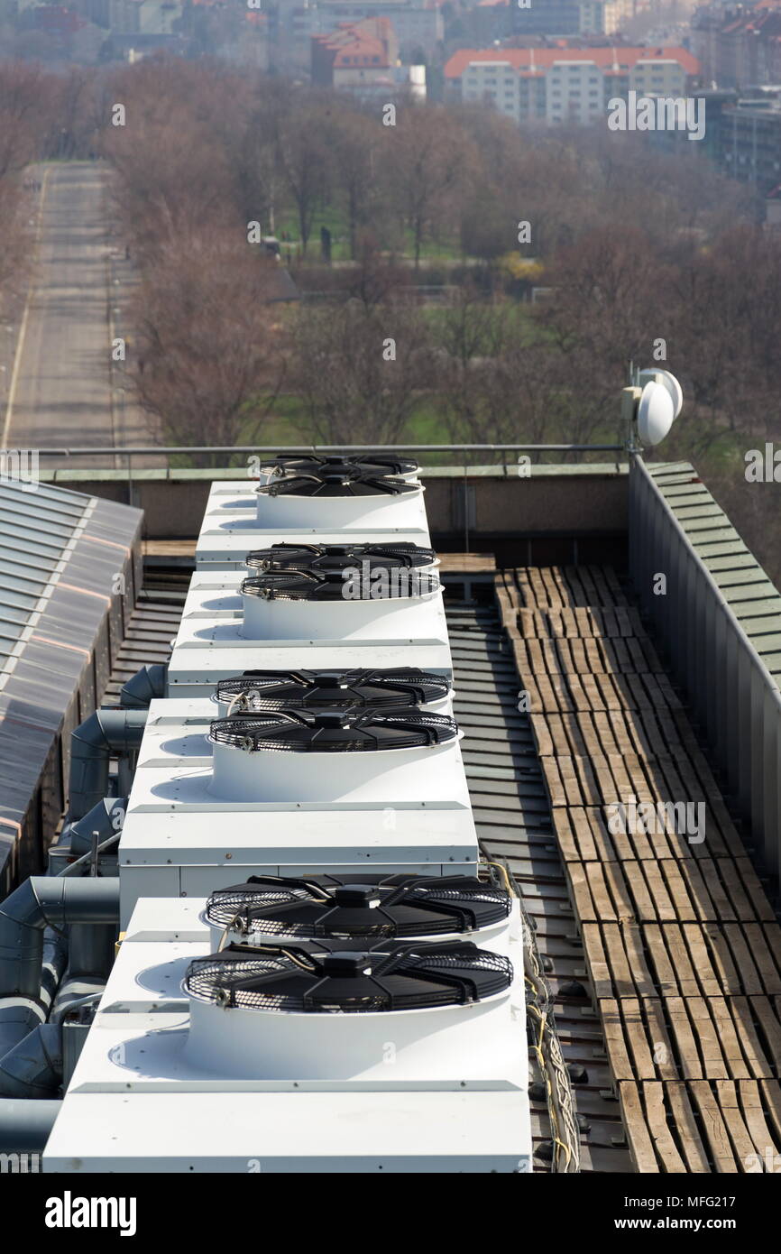 Ventilateurs de climatisation sur le toit de maisons en arrière-plan Banque D'Images