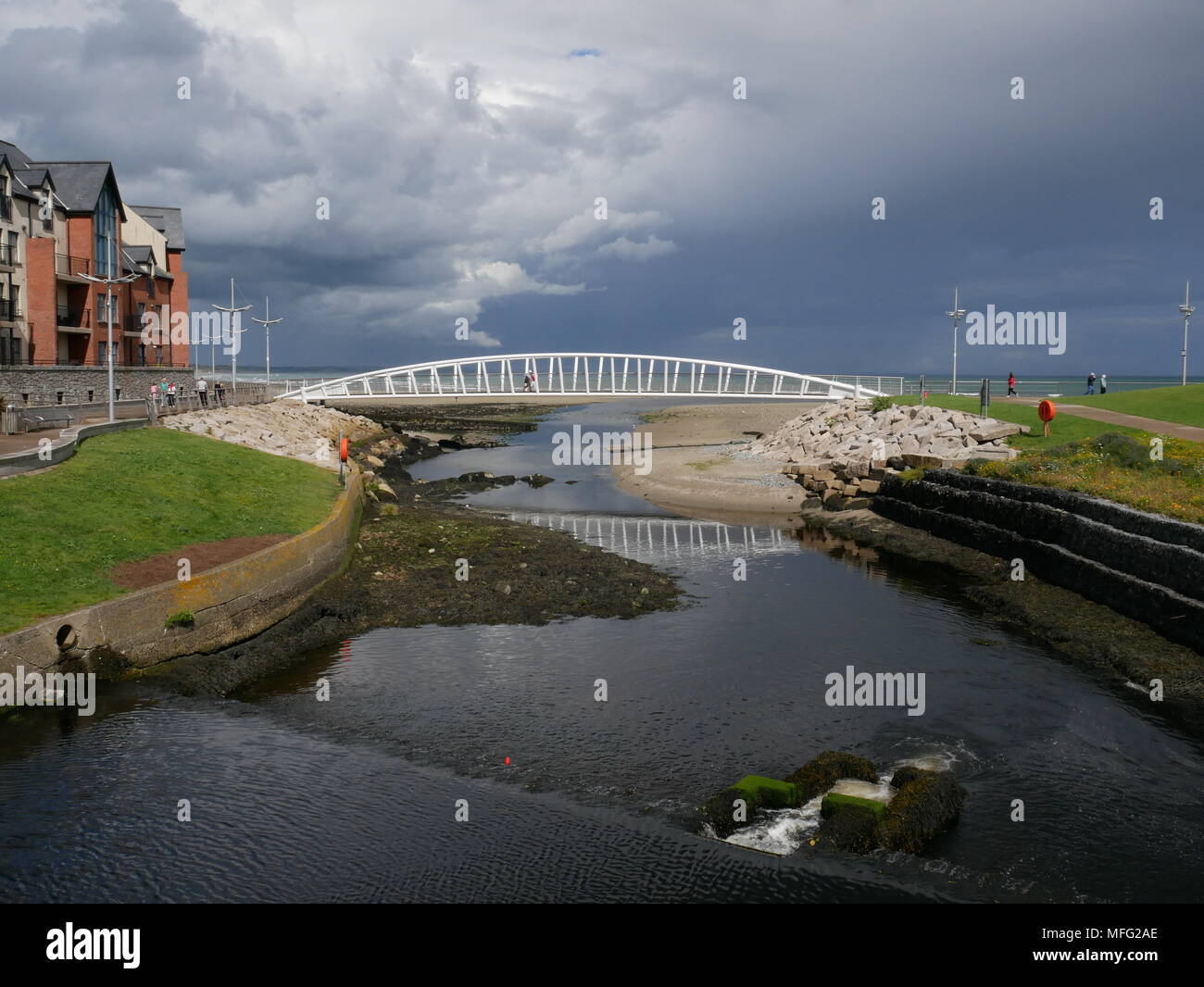 Ciel orageux et une passerelle à Newcastle, comté de Down, Irlande du Nord. Banque D'Images