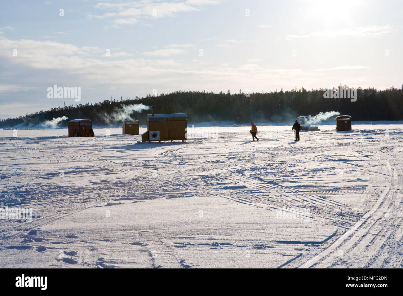 Cabanes en bois sur des traîneaux offrent un abri pour la modification et le séchage de l'équipement, cercle arctique, centre de plongée, mer Blanche, la Carélie, dans le nord de la Russie Banque D'Images