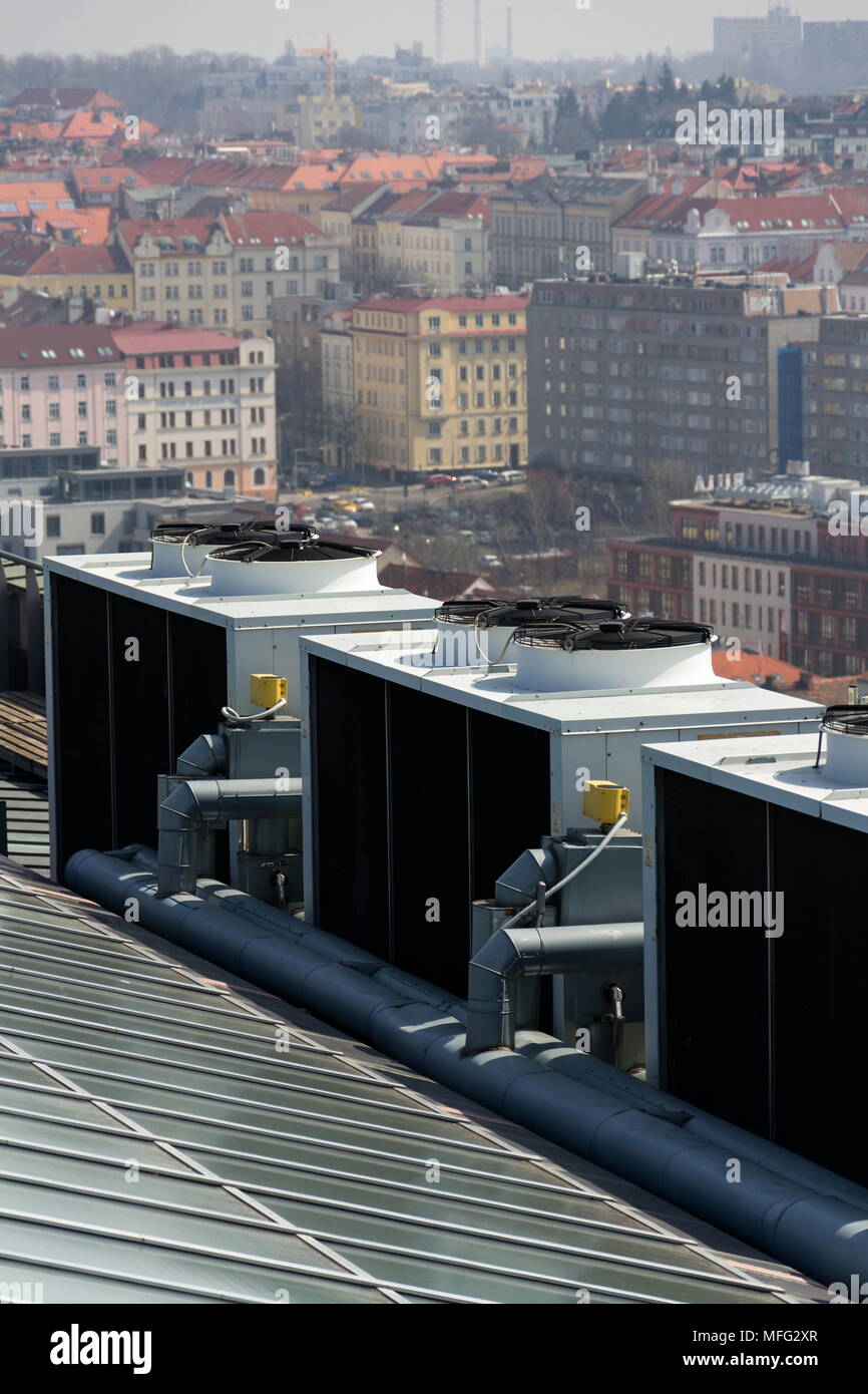 Ventilateurs de climatisation sur le toit de maisons en arrière-plan Banque D'Images