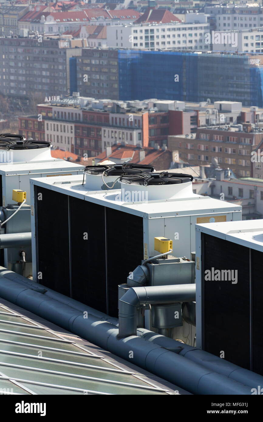 Ventilateurs de climatisation sur le toit de maisons en arrière-plan Banque D'Images