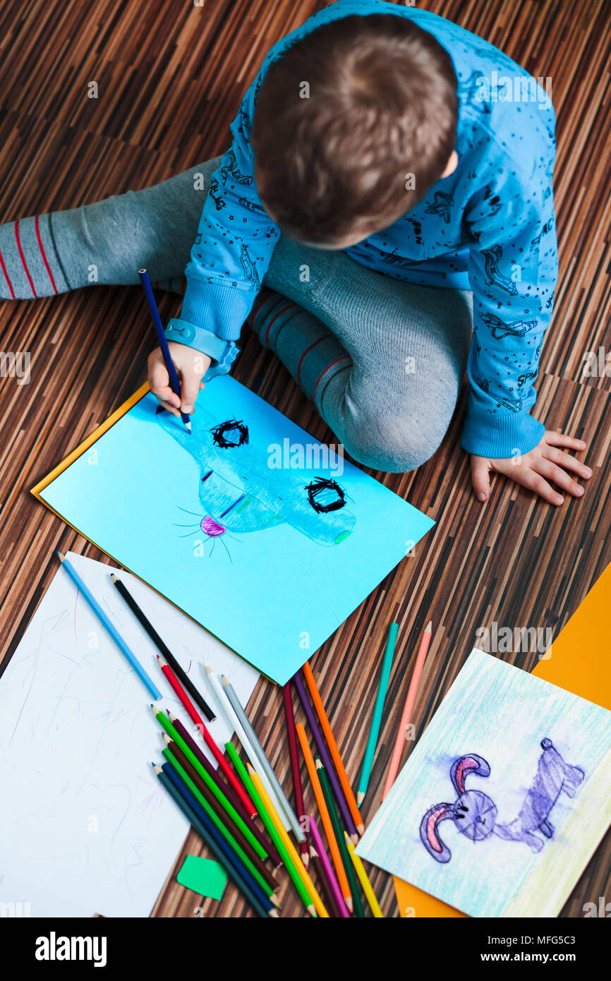 Petit Garcon Dessiner Une Image Coloree D Une Voiture A L Aide De Crayons De Couleur En Plongee Des Photo Stock Alamy