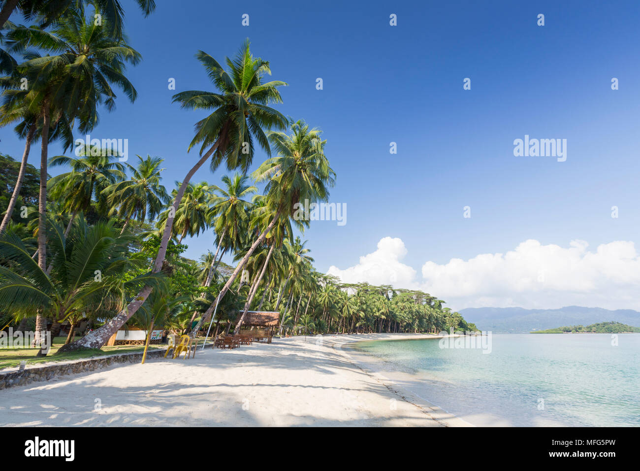 Plage de sable blanc, près de Port Barton, l'île de Palawan, Philippines Banque D'Images