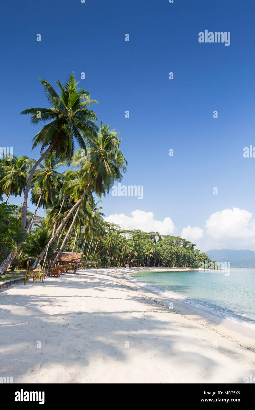 Plage de sable blanc, près de Port Barton, l'île de Palawan, Philippines Banque D'Images