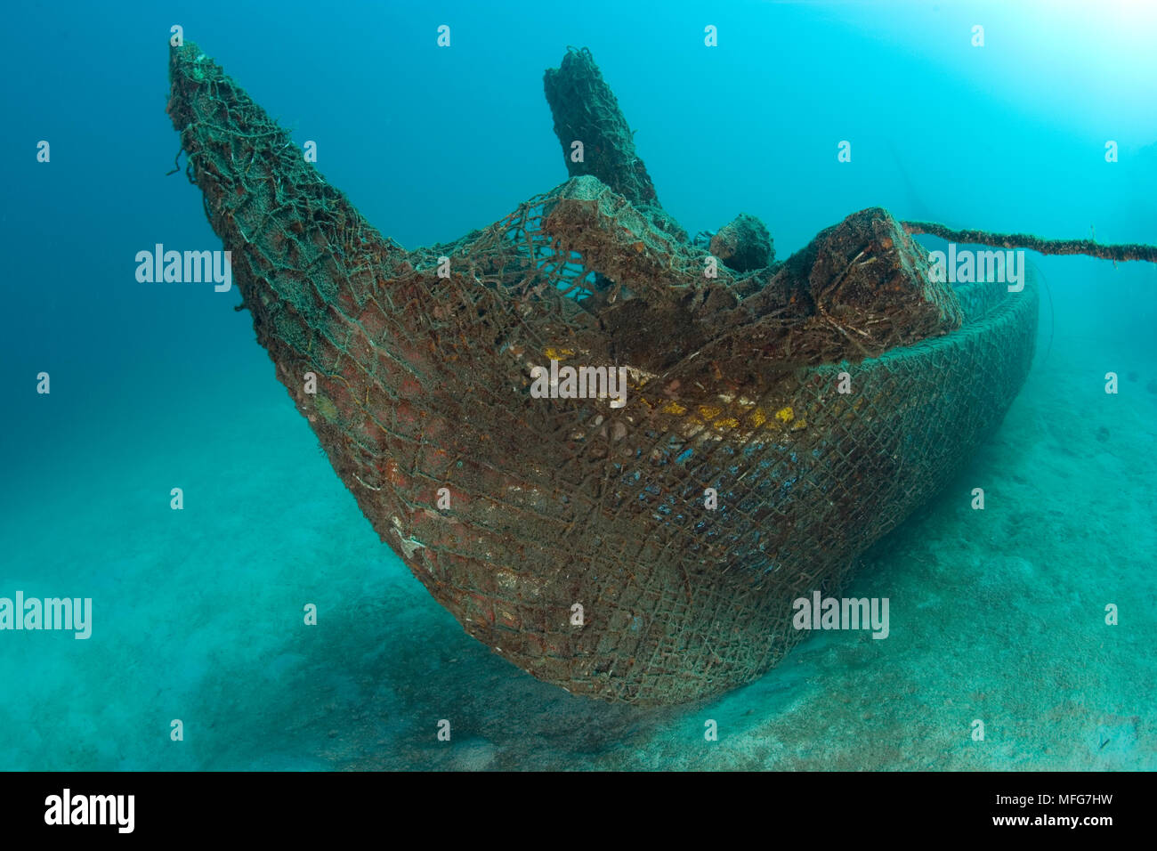 Structure de bio-rock, la méthode d'amélioration de la croissance des coraux et des organismes aquatiques, métal couvrant un bateau en bois, de l'épave plongée récif vu Aqua Banque D'Images