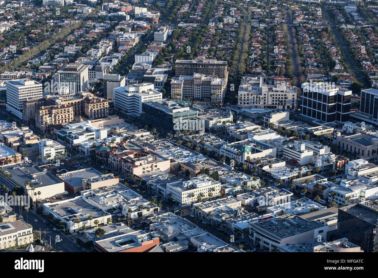 Vue aérienne du quartier des affaires du centre-ville de Beverly Hills, près de Los Angeles, Californie. Banque D'Images