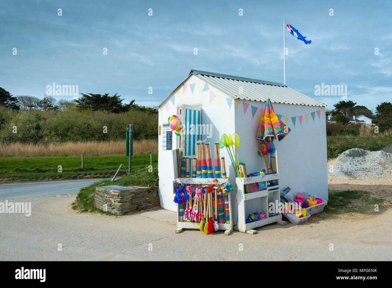 Une petite cabane en plastique vente de brise-vent et des seaux et des pelles à Cornwall. Banque D'Images