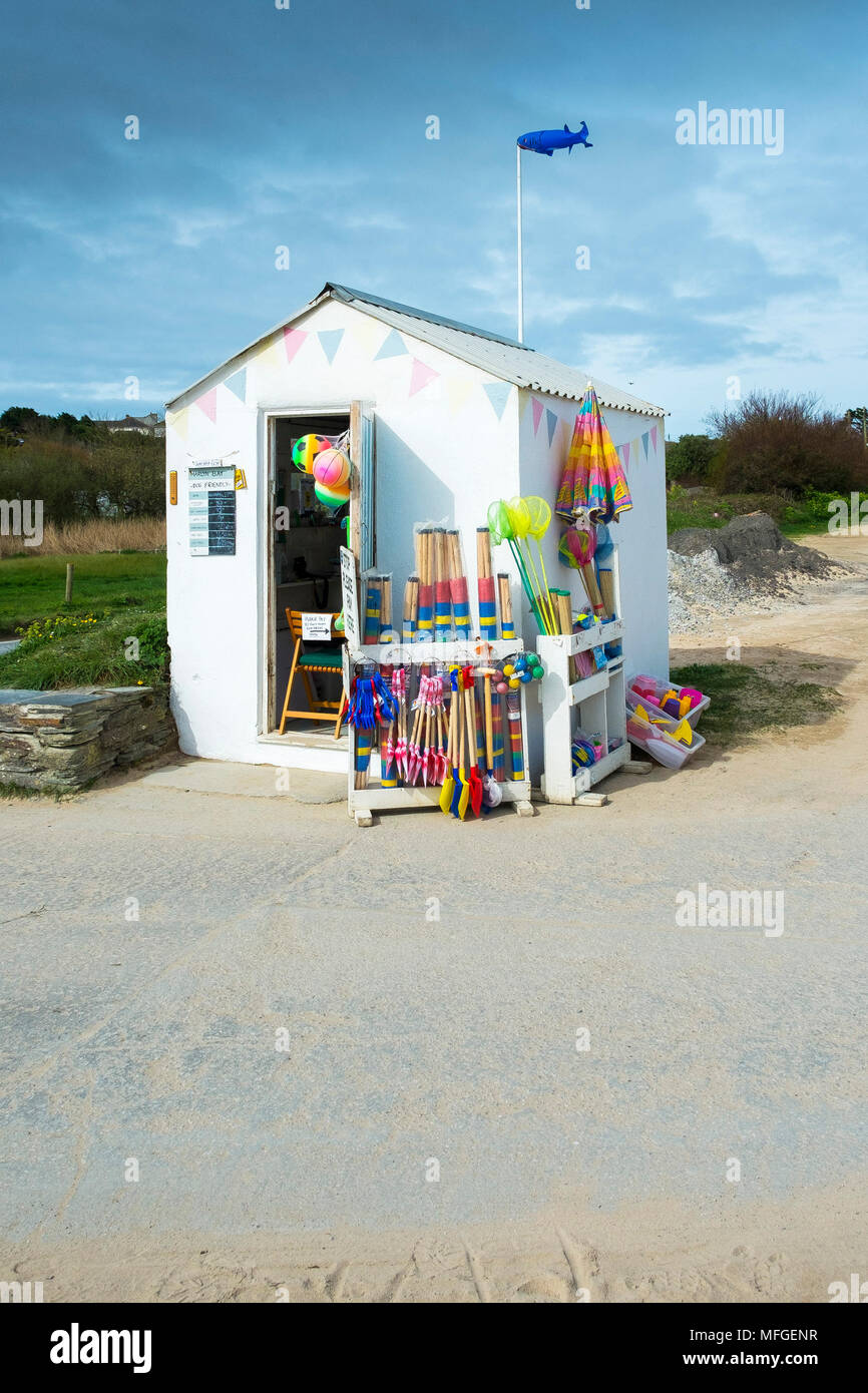 Une petite cabane en plastique vente de brise-vent et des seaux et des pelles à Cornwall. Banque D'Images