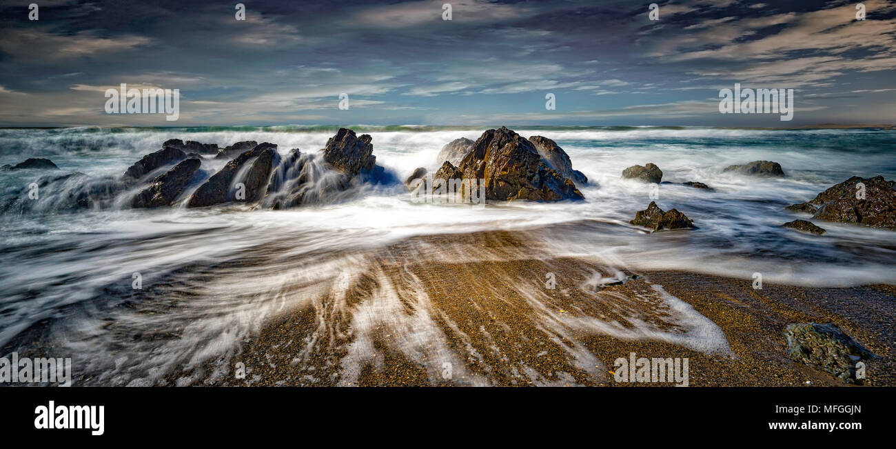 Les vagues sur la plage, Anglesey, au nord du Pays de Galles, Royaume-Uni Banque D'Images