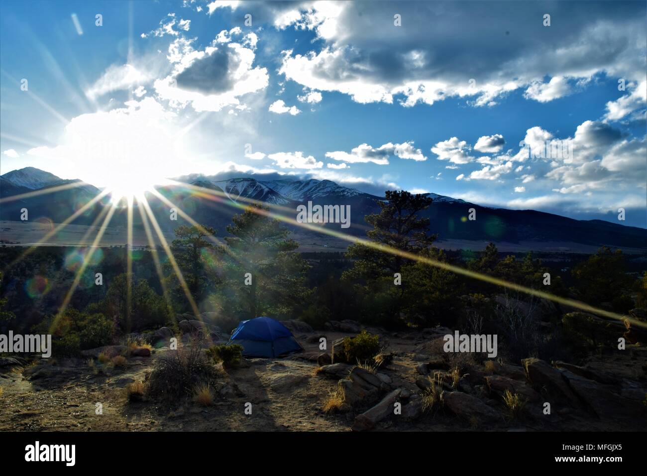 Les rayons du soleil plus de camping avec tente et les montagnes au loin. Prises à Buena Vista, Colorado. Banque D'Images