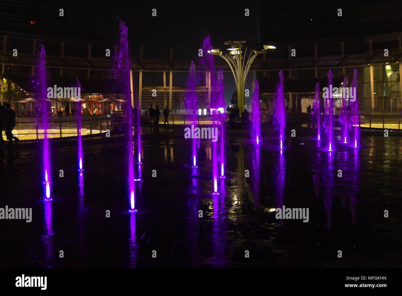 MILAN, ITALIE - 30 octobre 2016 : financial district Vue de nuit. L'eau des fontaines illuminées. Les gratte-ciel modernes dans Gae Aulenti square. La banque Unicredit à Banque D'Images