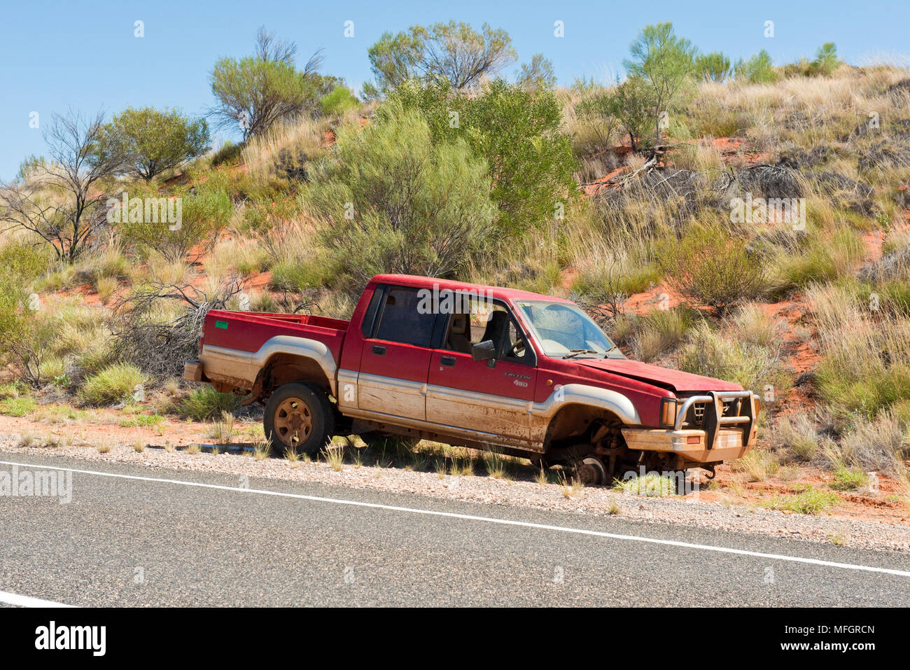 Voiture abandonnée sur le bord de la route à côté de Lasseter Highway 4. Territoire du Nord Banque D'Images