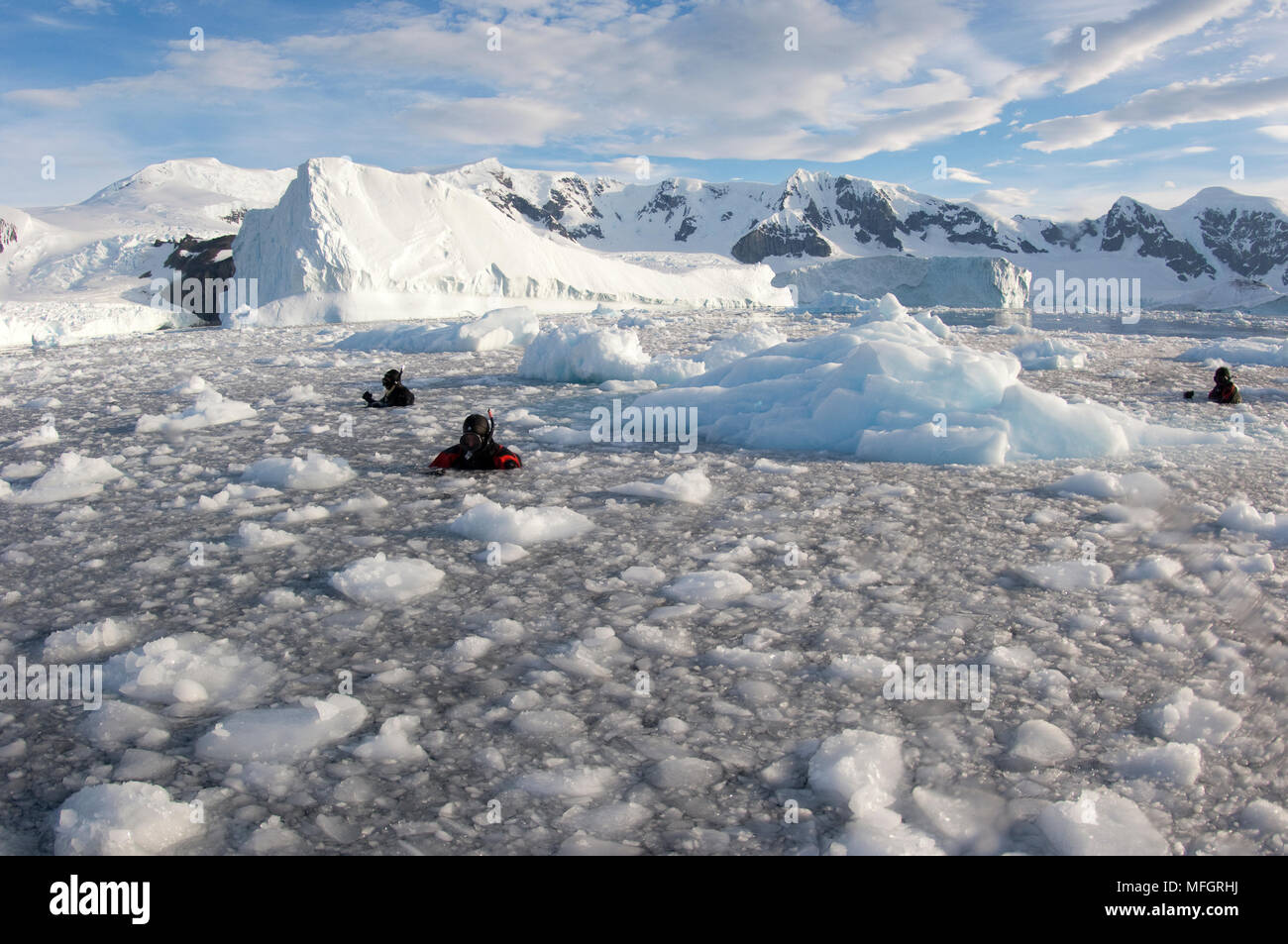 Des cinéastes et photographes, et des scientifiques à l'œuvre dans l'Île Danco derrière brash, l'Antarctique, au cours de l'expédition de l'Elysium Banque D'Images