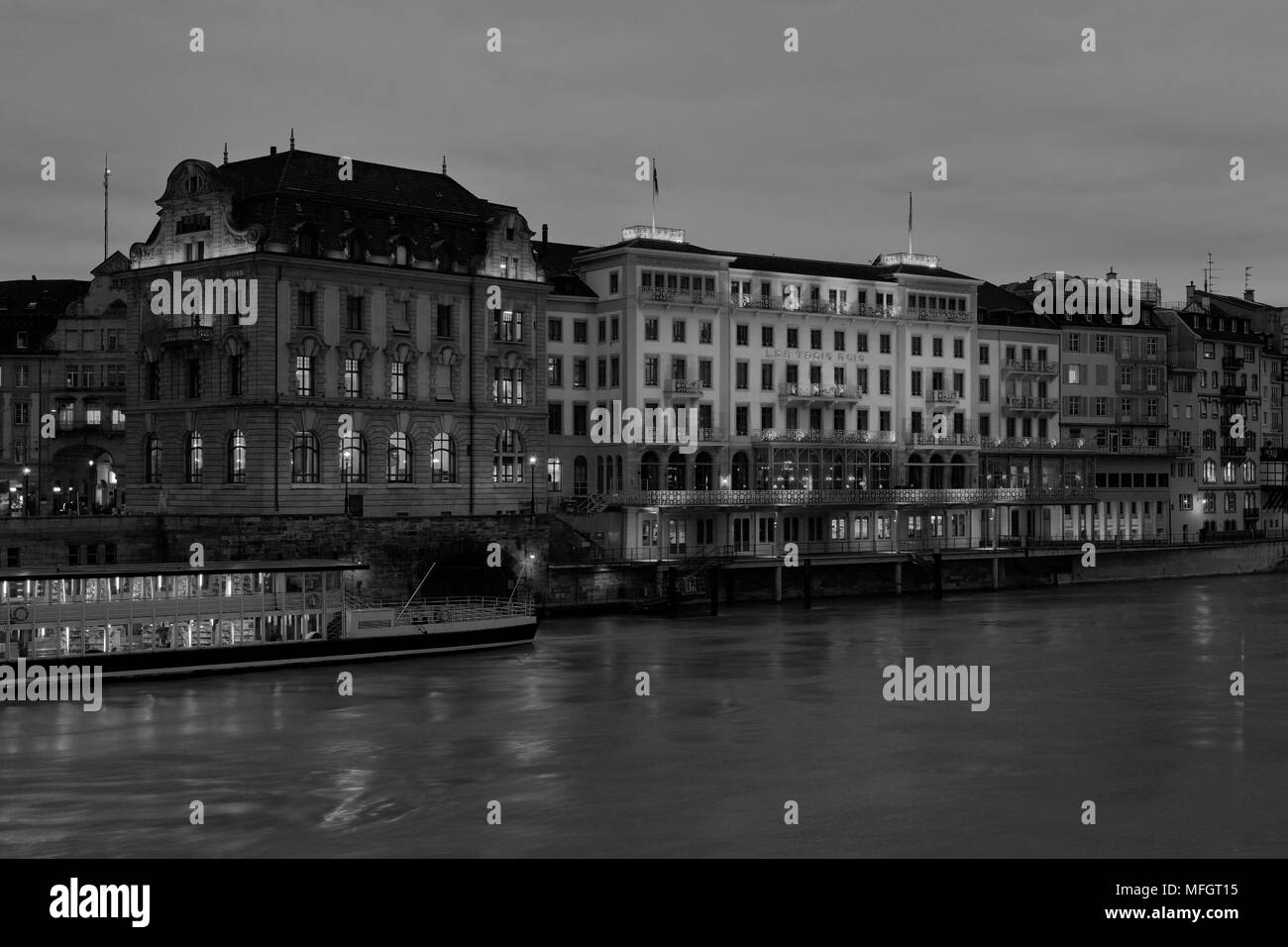 Bateau de croisière de la rivière par le Mittlere Brücke, Rhin, Bâle-Ville, canton de Bâle-Ville, Suisse, Europe Banque D'Images