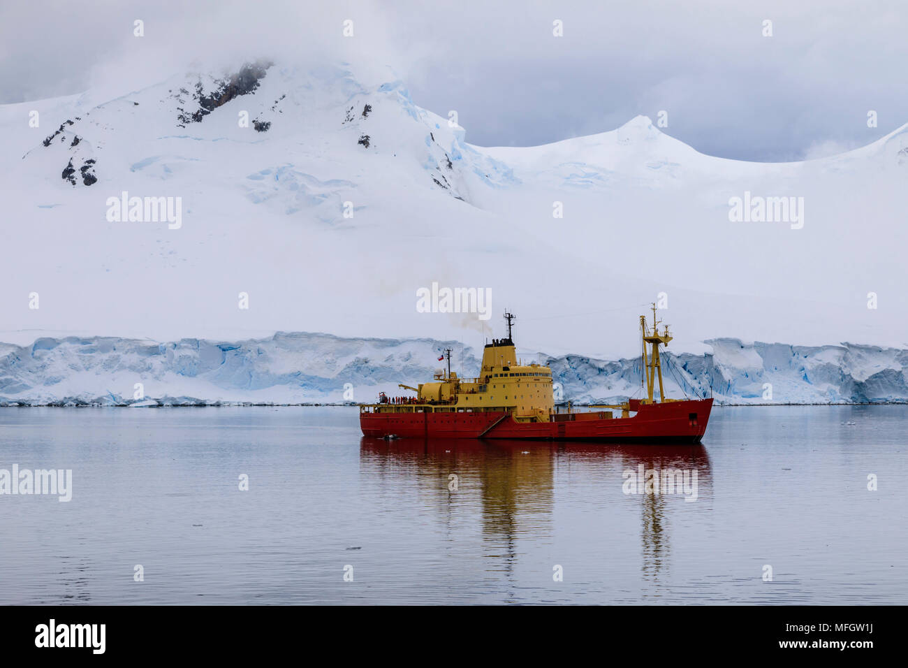 Le navire de ravitaillement de la marine chilienne, l'Almirante Viel Oscar, offre de l'été, l'équipe de Gonzalez Videla, Waterboat Point, l'Antarctique, régions polaires Banque D'Images