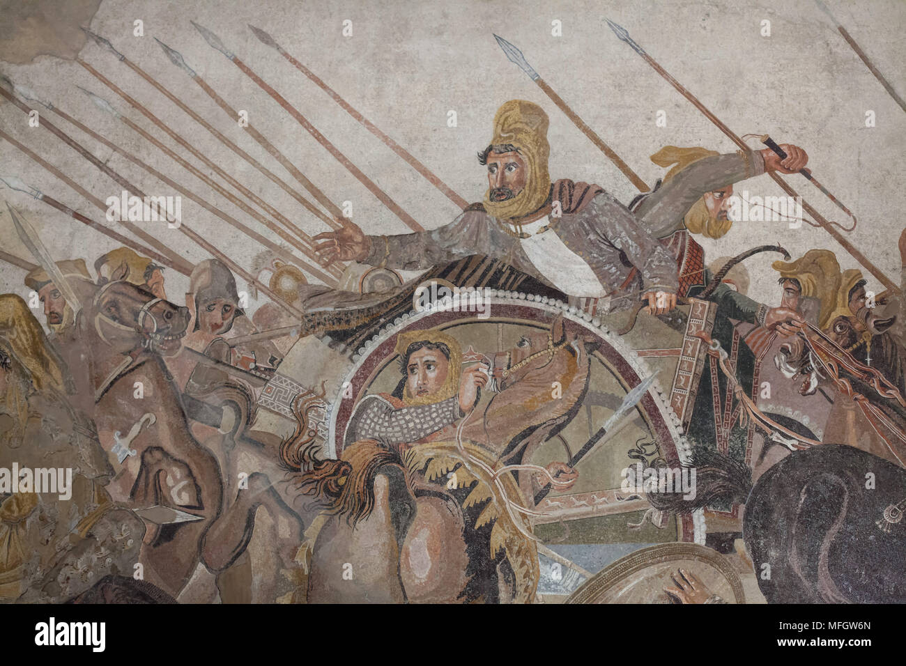 Le roi Darius représenté dans la mosaïque d'Alexandre de la Casa del Fauno (Maison du Faune) à Pompéi, aujourd'hui exposées dans le Musée Archéologique National (Museo Archeologico Nazionale di Napoli) à Naples, Campanie, Italie. Le roi Darius est représenté sur son char attaqué par Alexandre le Grand au cours d'une des batailles décisives dans la conquête de l'Est, probablement la bataille d'Issos (333 BC), la bataille de la rivière Granicus (334 BC) ou la bataille de Gaugamela (331 BC). Banque D'Images