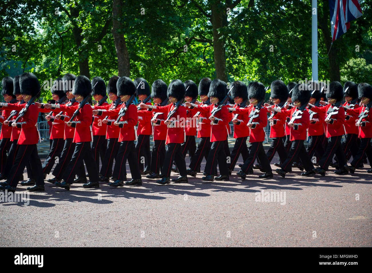 Londres - 17 juin 2017 : la garde royale dans les tuniques rouges et portent des chapeaux de fourrure busby marcher en formation sur le Mall dans une parade la parade couleur o Banque D'Images