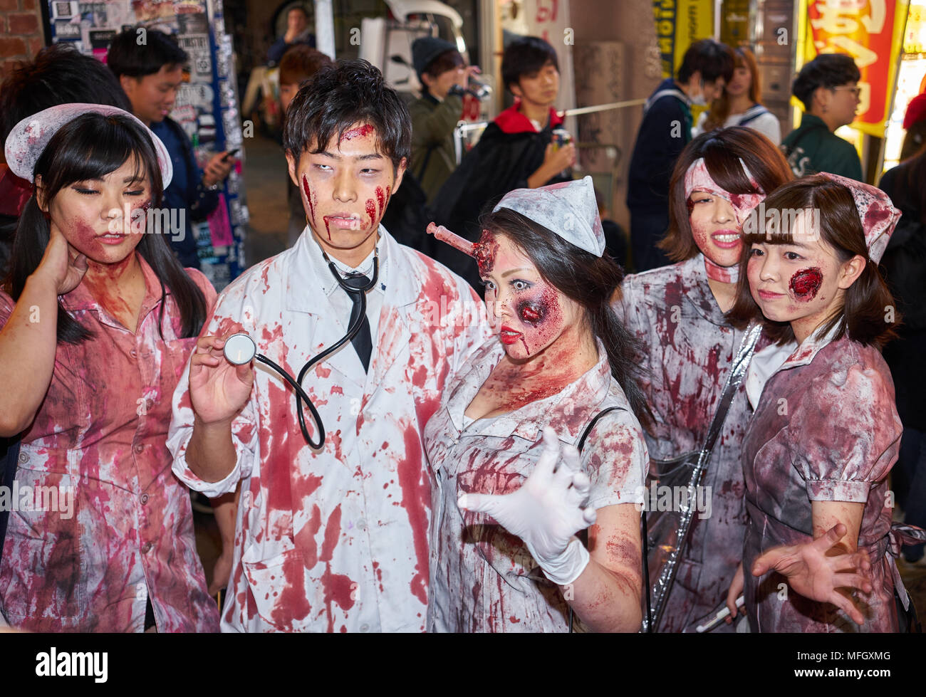 Médecins et infirmières zombie de costumes à la fête d'Halloween à Shibuya, Tokyo, Japon, Asie Banque D'Images