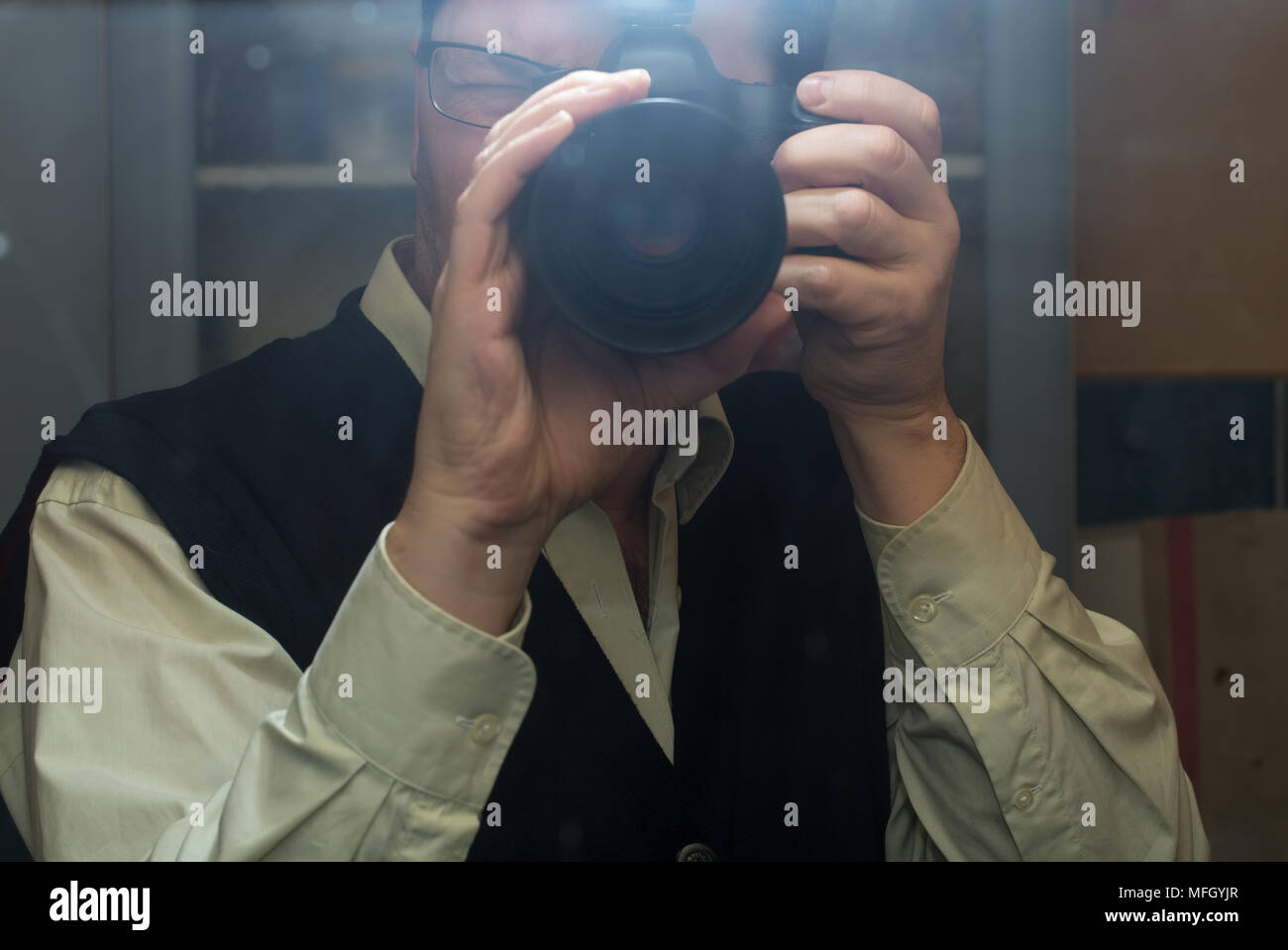 Ce photographe self portrait photo dans le miroir. Banque D'Images