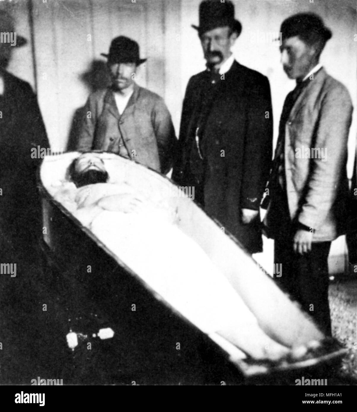 Jesse James, Coffin contenant le fameux outlaw après qu'il a été abattu par Bob Ford en 1882 à Saint Joseph, Missouri Banque D'Images