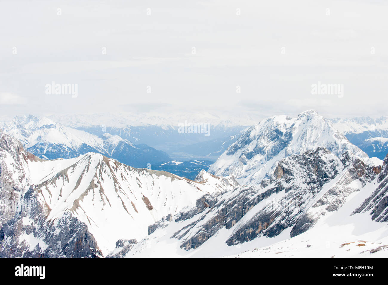 Massif des Alpes vu du Zugspitze, dans des Alpes de l'Est, qui font partie de la montagnes de Wetterstein,(Allemand : Wettersteingebirge), Bavière, Allemagne Banque D'Images