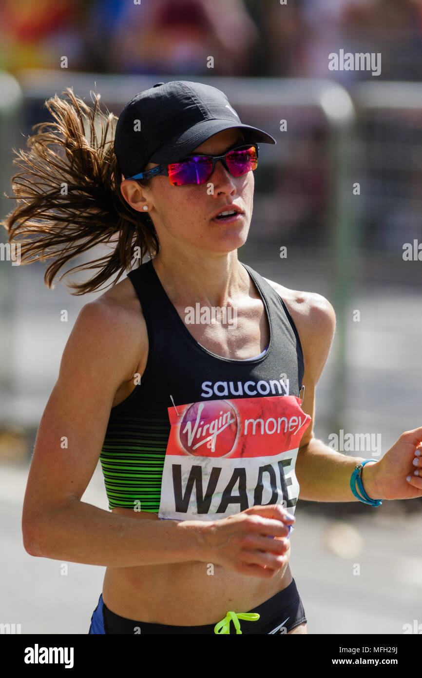 Rebecca Wade des États-Unis pendant le marathon de Londres 2018 Virgin Money. Image capturée sur l'Autoroute, Londres E1W. Banque D'Images