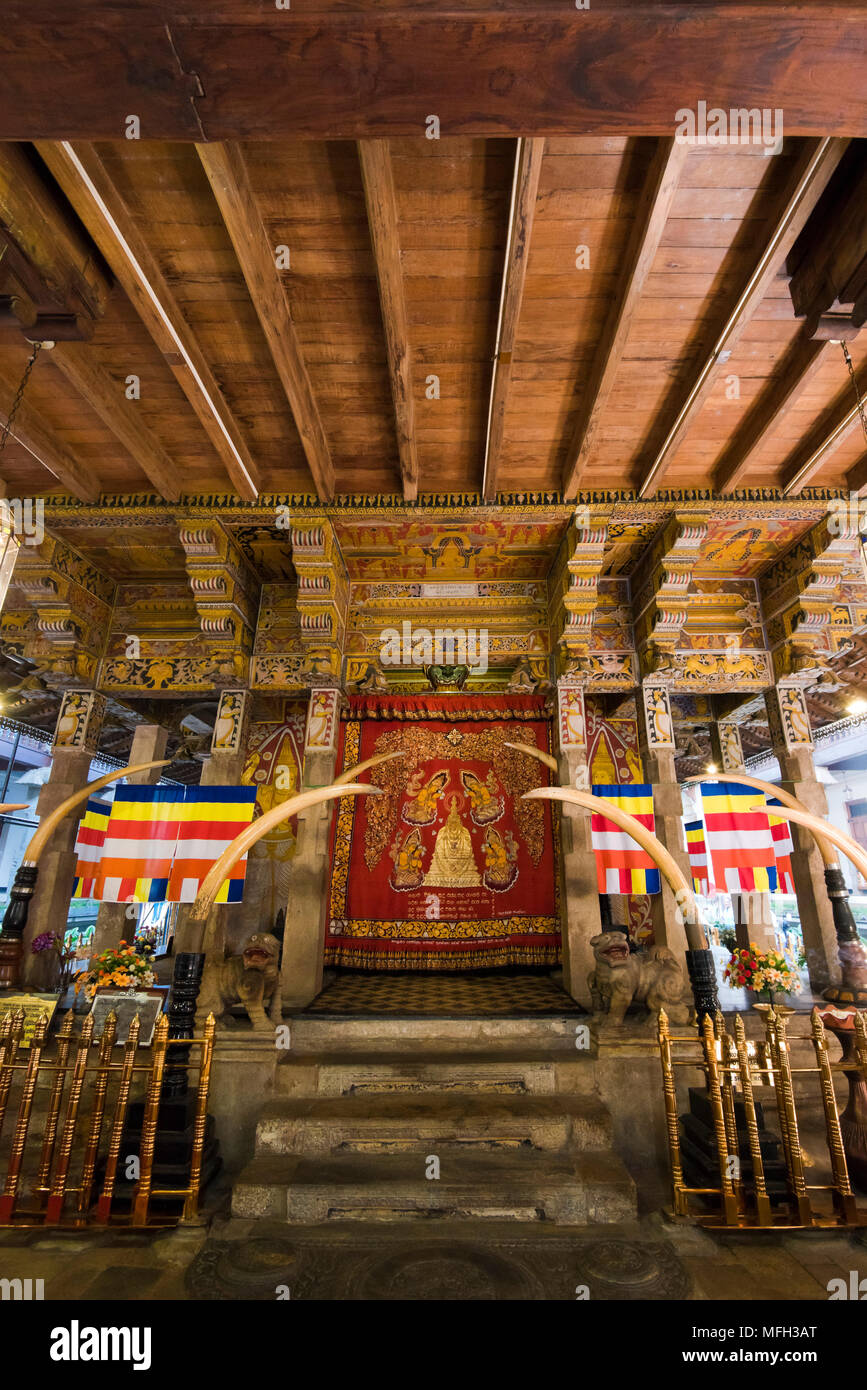 Vue verticale de la basse en bois à l'intérieur du sanctuaire du Temple de la dent sacrée de Kandy, Sri Lanka. Banque D'Images