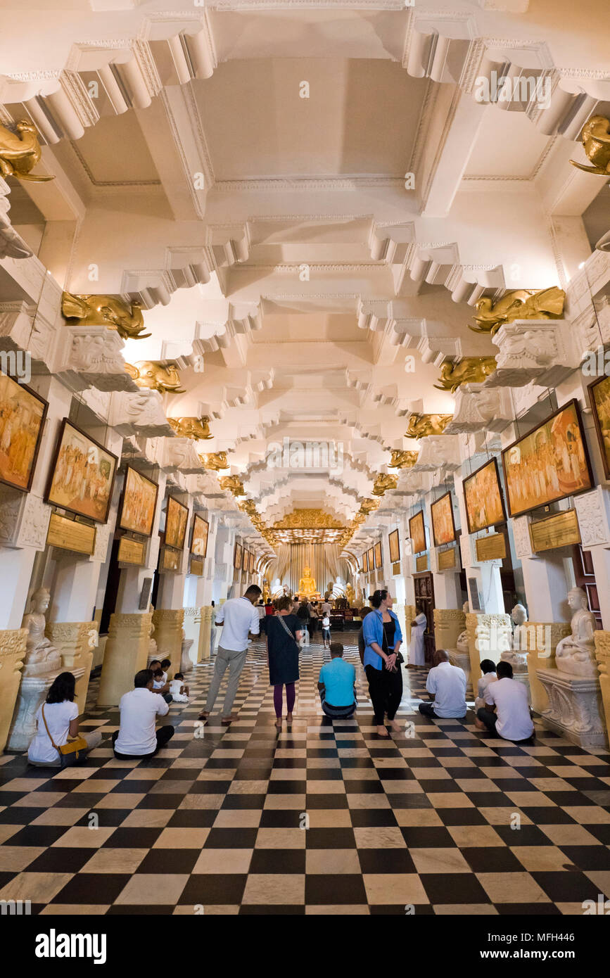 Vue verticale à l'intérieur du Temple de la dent sacrée de Kandy, Sri Lanka. Banque D'Images