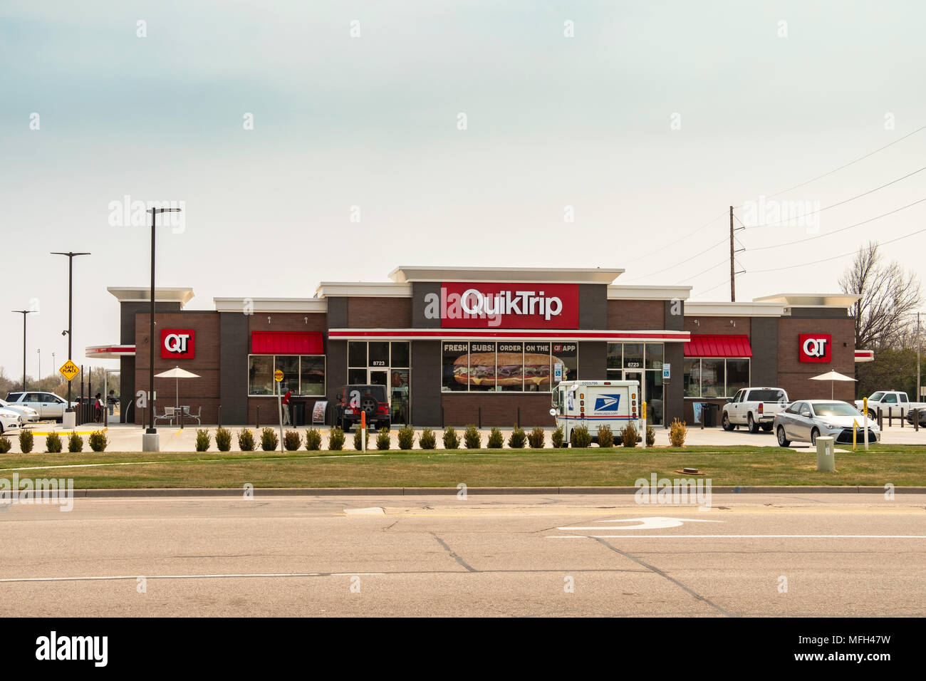 L'extérieur et l'entrée d'un QuckTrip ou QT dépanneur à Wichita, Kansas, États-Unis. Banque D'Images