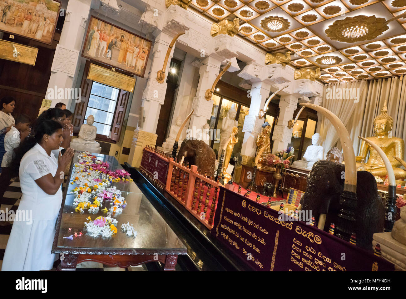 Vue horizontale à l'intérieur du Temple de la dent sacrée de Kandy, Sri Lanka. Banque D'Images