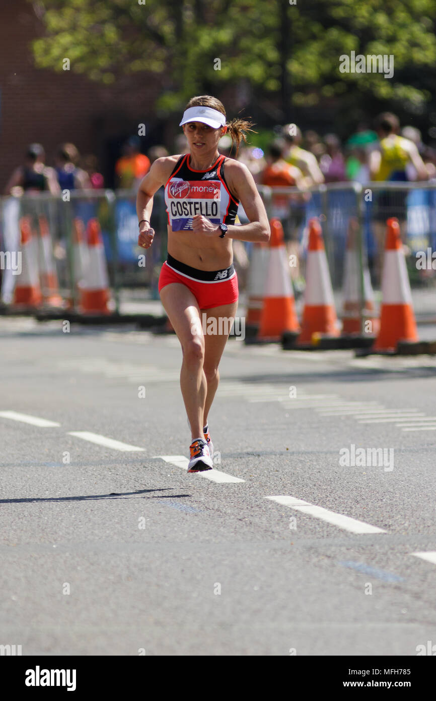 Liz Costello des États-Unis pendant le marathon de Londres 2018 Virgin Money. Image capturée sur l'Autoroute, Londres E1W. Banque D'Images