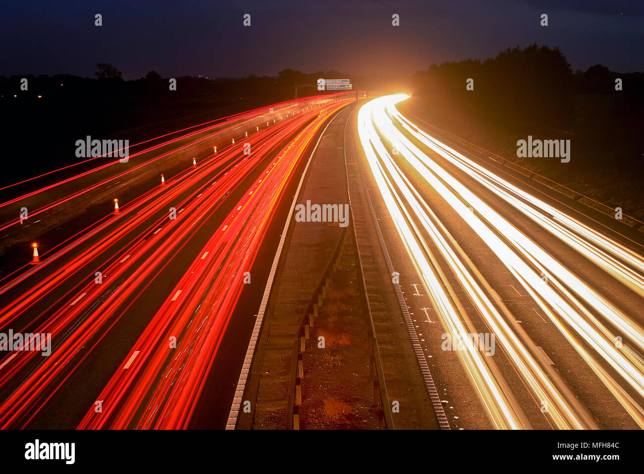 Autoroute à nuit Banque D'Images