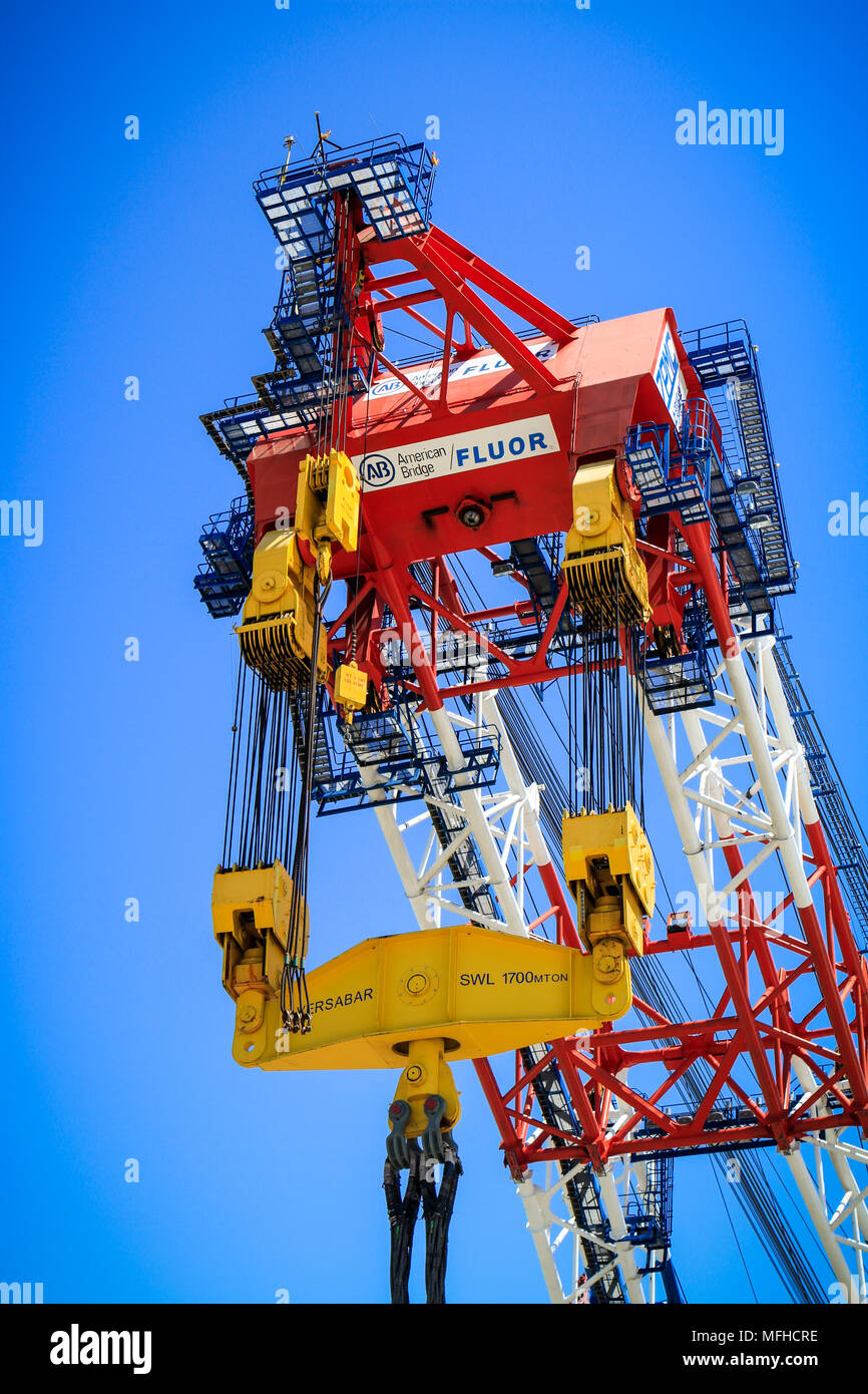 Côte gauche, la grue de levage utilisés dans la construction de la nouvelle San Francisco-Oakland Bay Bridge en Californie Banque D'Images