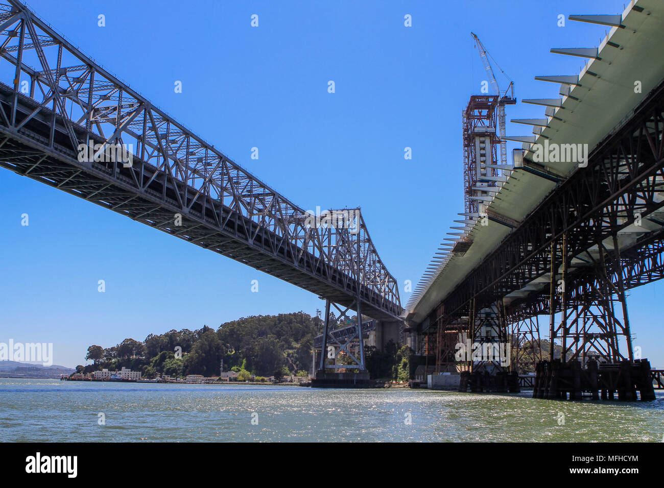 Le parallèle s'étend sur de nouveaux et vieux San Francisco-Oakland Bay Bridge en Californie pendant la construction Banque D'Images