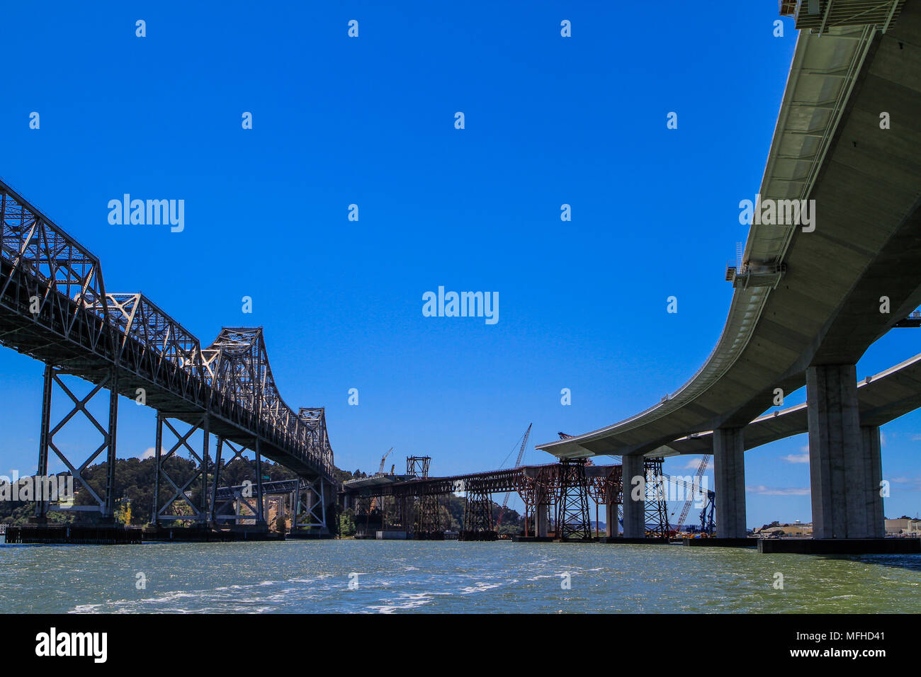 Vieux et nouvelles travées du San Francisco Oakland Bay Bridge durant la construction Banque D'Images