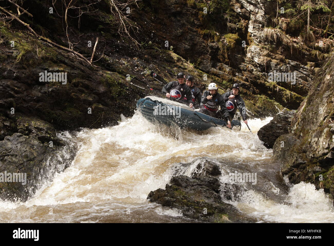 Groupe de personnes sur le radeau de la pagaie dans l'eau blanche. Banque D'Images