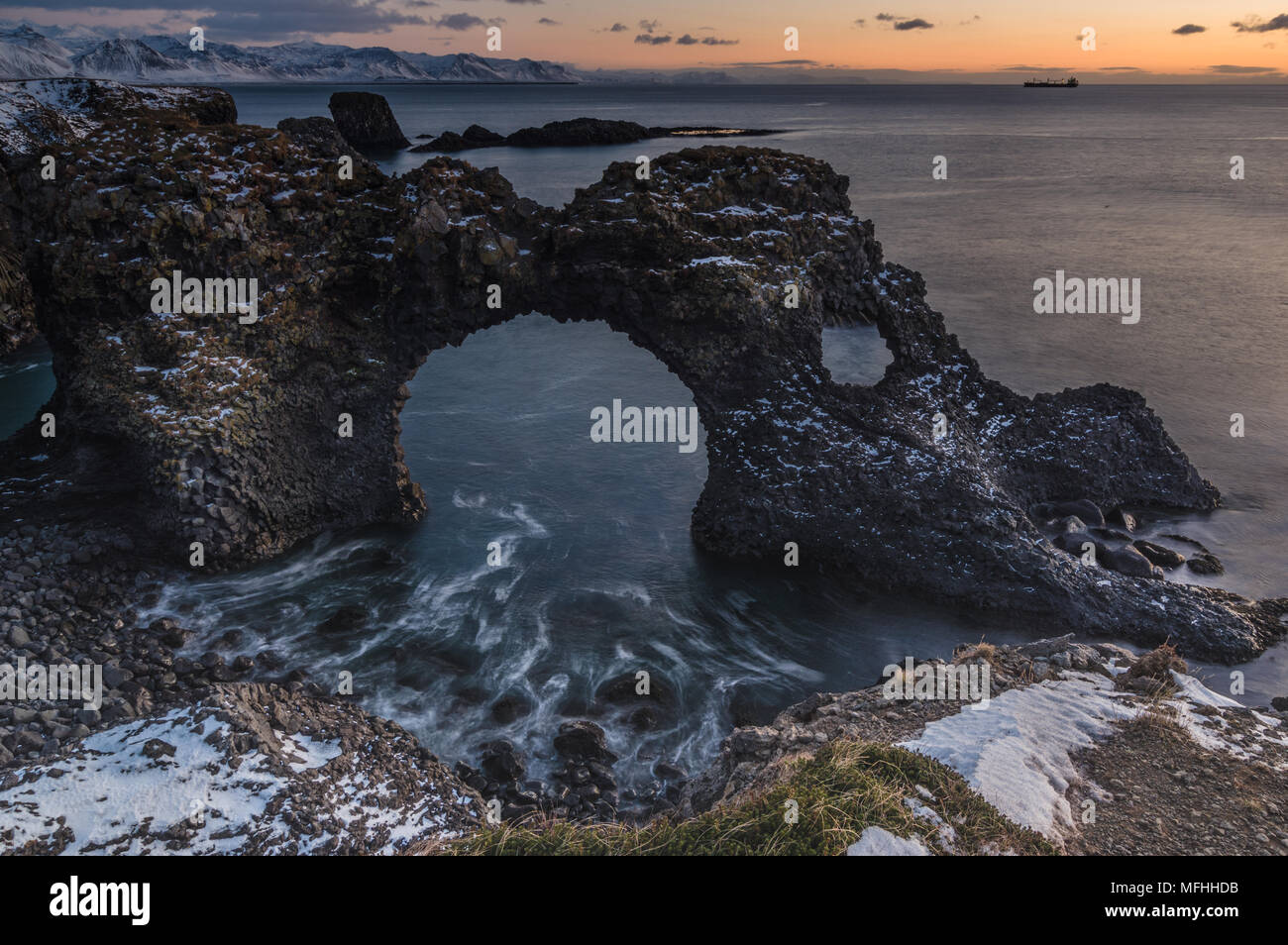 <span class ='wsc sous-titre' id ='Islande lilleulven.com  K3 09741.' >DNG, Gatklettur Arnarstapi, Région de l'ouest de la péninsule de Snæfellsnes / • Islande </span > Banque D'Images