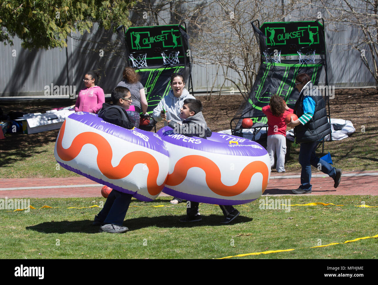 Les enfants à jouer à l'aide de tubes de bouclier dans un Festival rues ouvertes à Hyannis, Massachusetts, à Cape Cod Banque D'Images