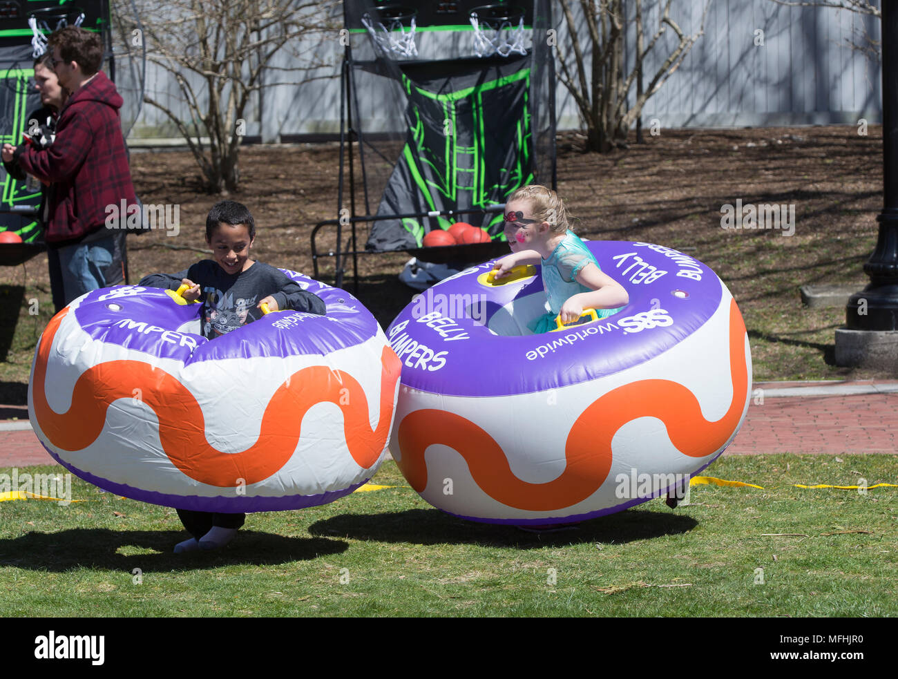 Les enfants à jouer avec les tubes dans le pare-choc Qpen Festival rues à Hyannis, Massachusetts, à Cape Cod, USA Banque D'Images