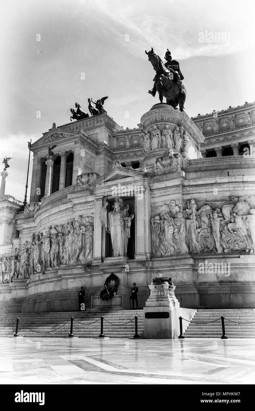Une partie de l'autel de la patrie, construit en l'honneur de Victor Emmanue en noir et whitel, le premier roi d'une Italie unifiée, situé à Rome, Italie Banque D'Images