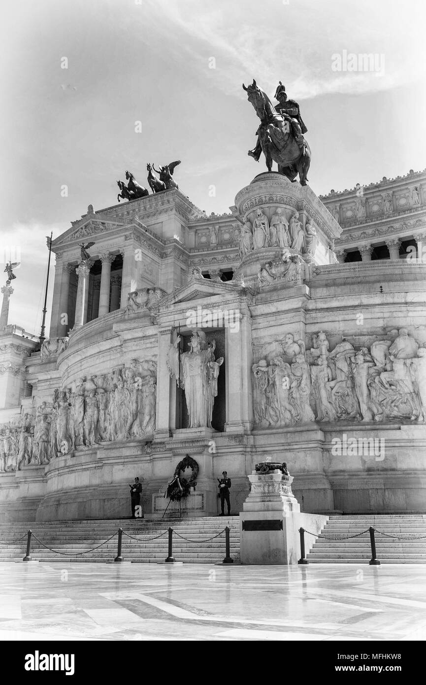 Une partie de l'autel de la patrie, construit en l'honneur de Victor Emmanuel en noir et blanc, le premier roi d'une Italie unifiée, situé à Rome, Italie Banque D'Images