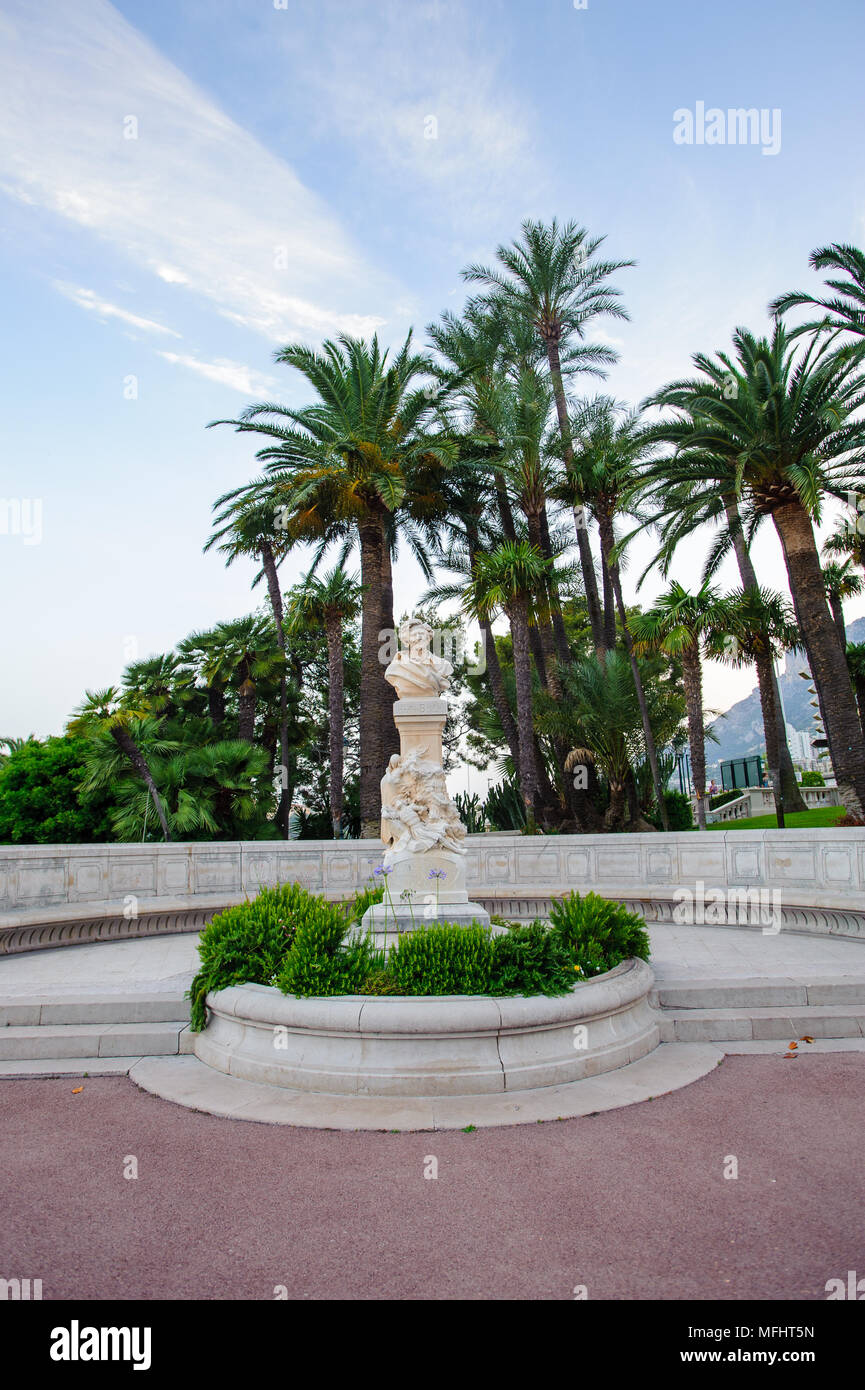 Monument à proximité du Casino de Monte Carlo. Casino de Monte Carlo comprend un casino, le Grand Théâtre de Monte Carlo. C'est la principale vue de Monte Carlo Banque D'Images