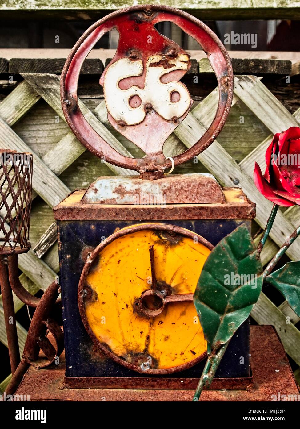 Steel Art of a Clock & 66 trouvé à l'extérieur d'un bâtiment dans Old Town TX USA Banque D'Images