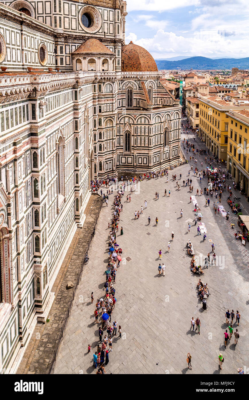 D'énormes foules s'alignent pour entrer dans le clocher de la cathédrale de Florence, plus connu sous le nom de Duomo di Firenze. Banque D'Images