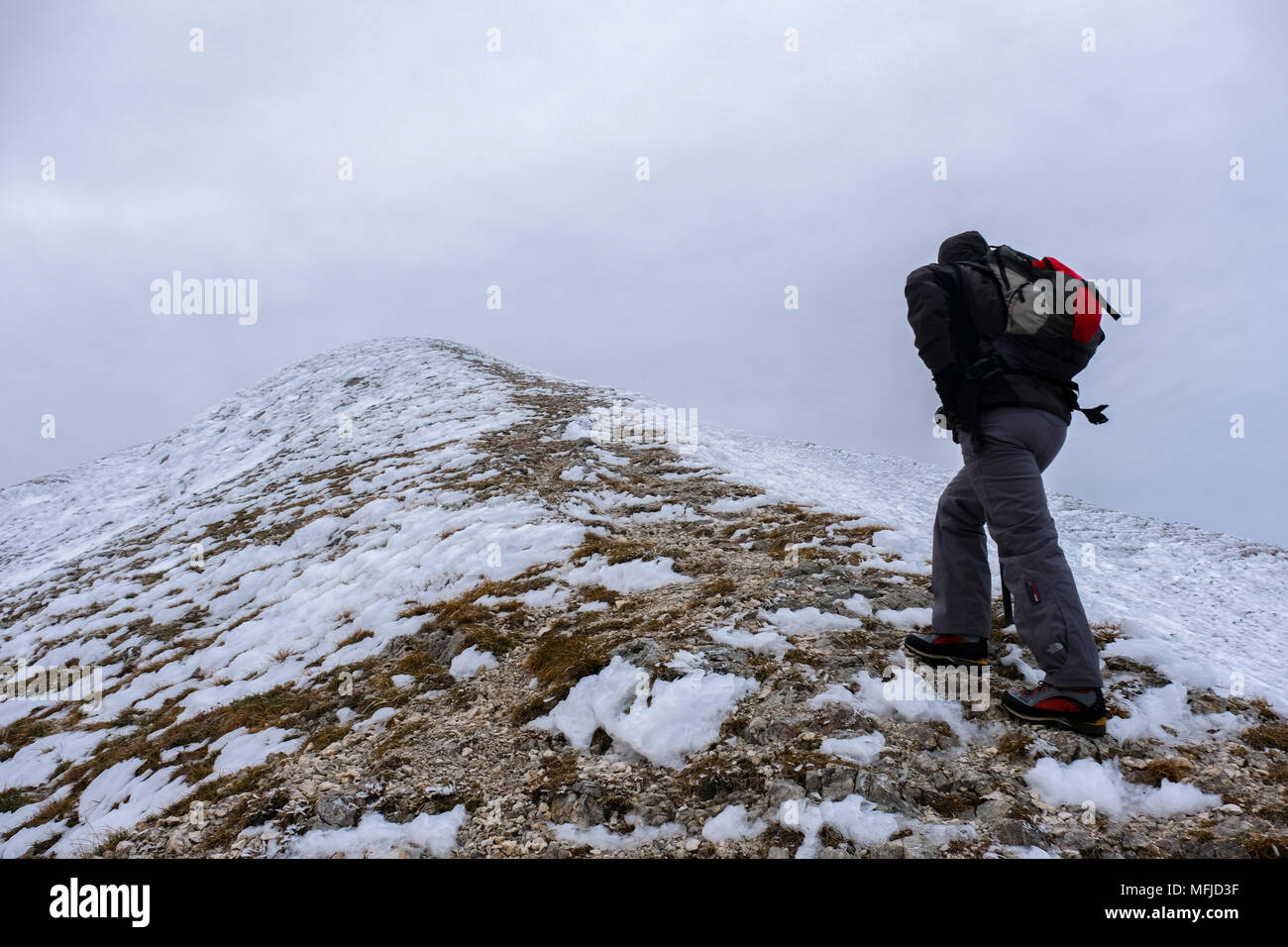 Randonneur sur Monte Catria en hiver, l'Apennin, Ombrie, Italie, Europe Banque D'Images