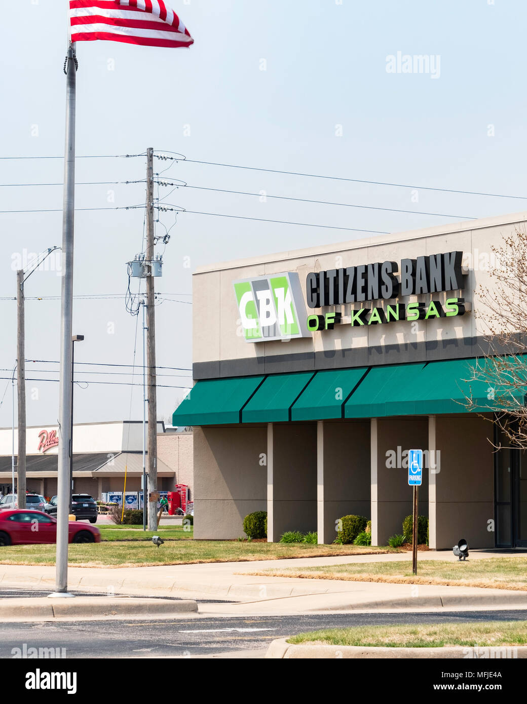 Sur l'extérieur et entrée de la Citizens Bank of Kansas à Wichita, Kansas, États-Unis. Brandir le drapeau américain dans la brise. Banque D'Images