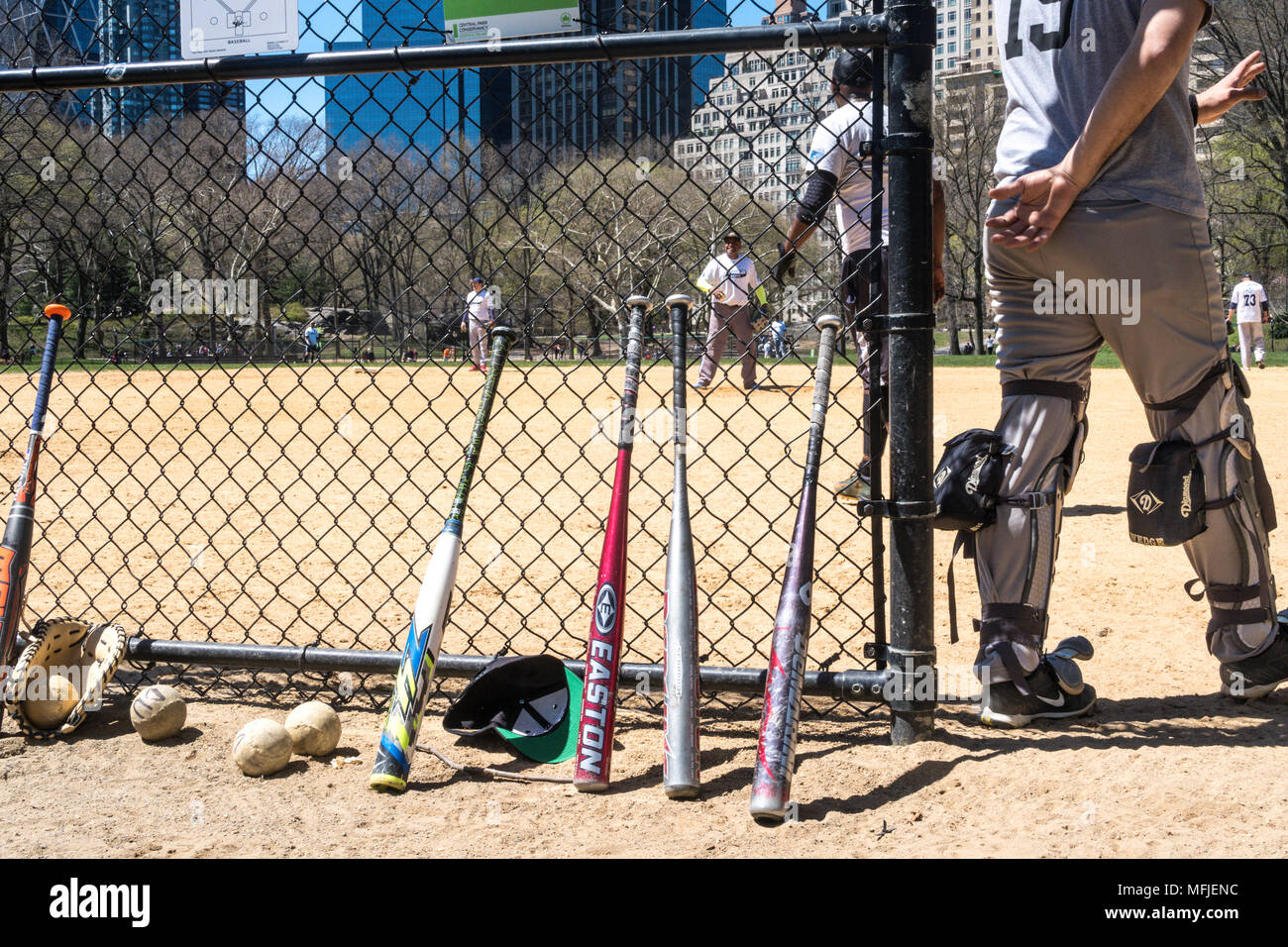 Jeu de balle-molle à l'Ballfields Heckscher, Central Park, NYC Banque D'Images