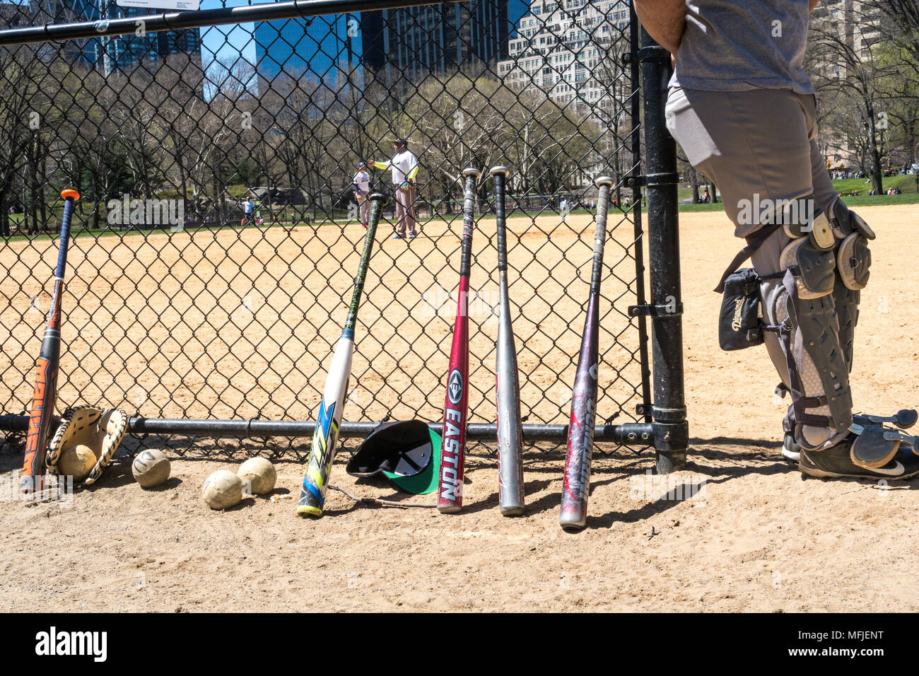 Jeu de balle-molle à l'Ballfields Heckscher, Central Park, NYC Banque D'Images